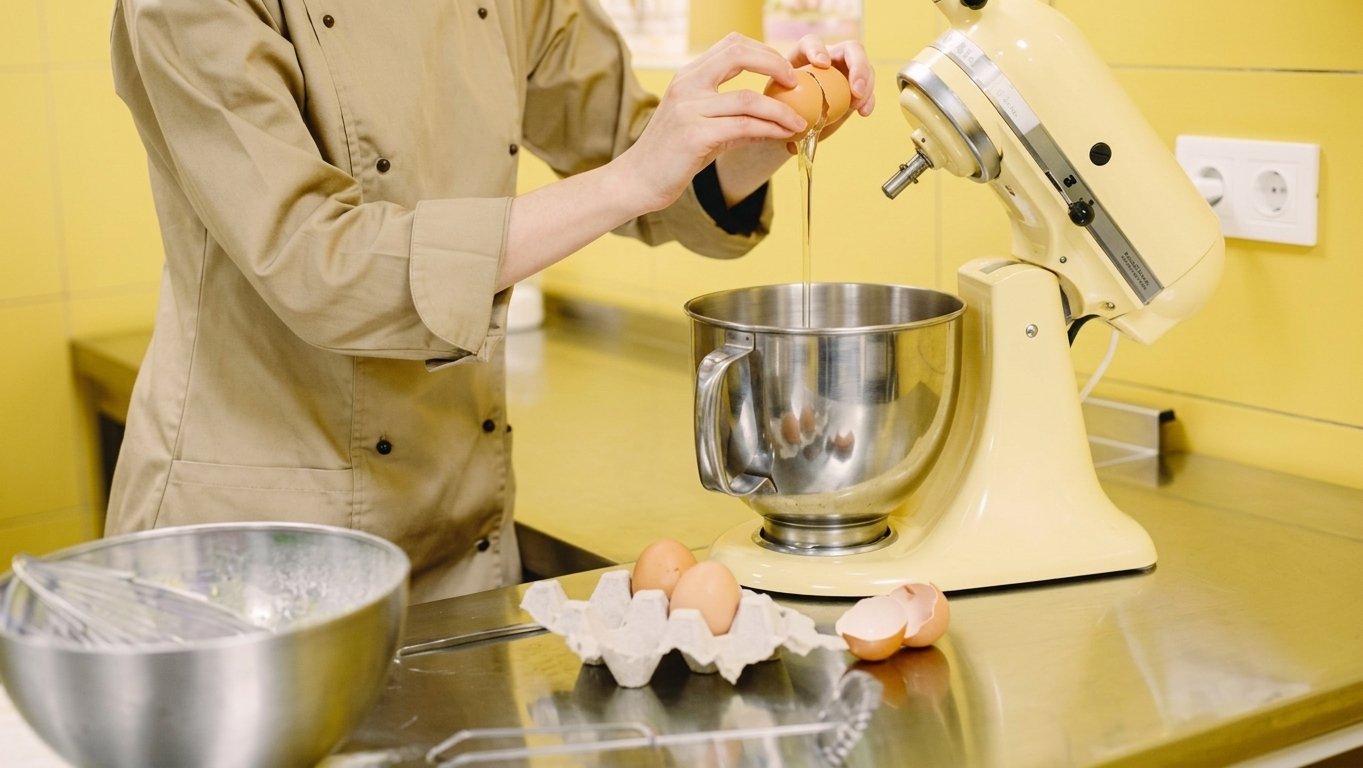Leia mais sobre o artigo Batedeira: Como Escolher o Modelo Certo para Cada Tipo de Receita